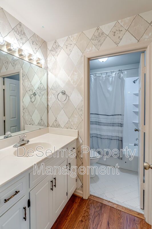 Building Photo - 1122 Brentwood Pointe