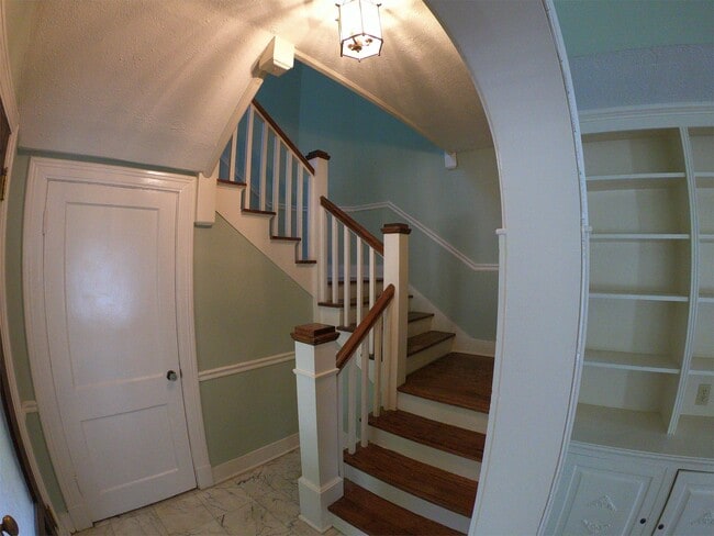 Building Photo - 824 Oakwood St