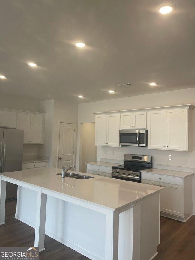 Building Photo - 109 Milledge Cmns Dr NE