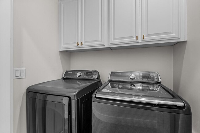 Building Photo - 5965 Hilltop Dr