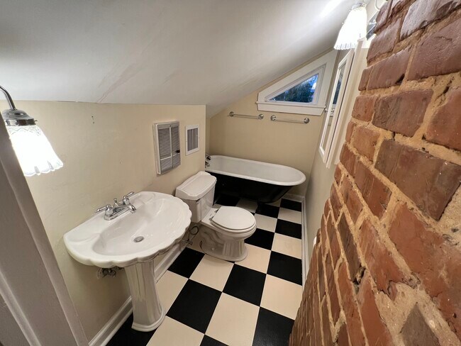 Guest Bath 1 - 5321 Magazine St