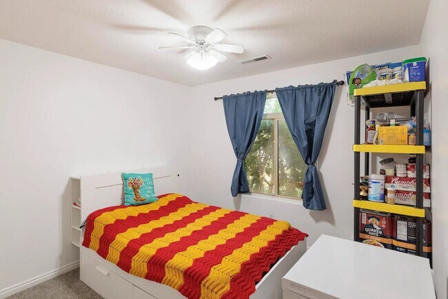 Building Photo - Stunning 4 Bedroom Home in St. George! Pet...