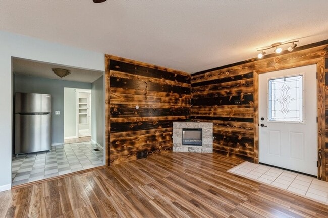 Building Photo - CHARMING RANCH!! 3 Bedroom, 2 Bath Home in Windsor Heights