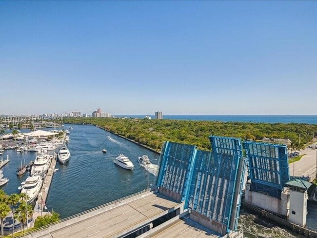 Building Photo - 2670 E Sunrise Blvd