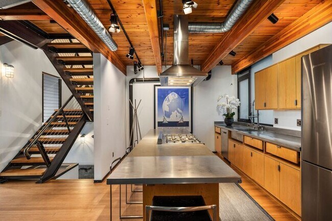 Building Photo - 1707 Dexter Ave N