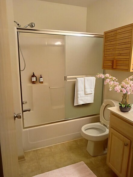 Building Photo - 1643 SW Mission Rd