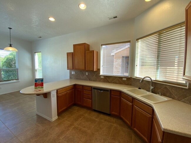 Building Photo - 3 Bedroom Single Story Home Available Near...