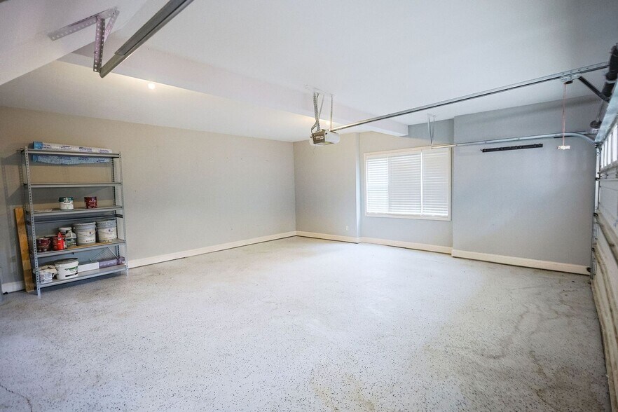 Building Photo - 3315 Lakeview Pkwy