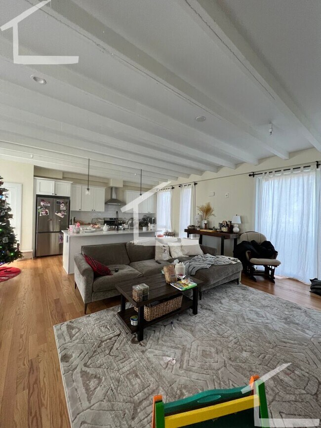 Building Photo - Charming 3 Bedroom