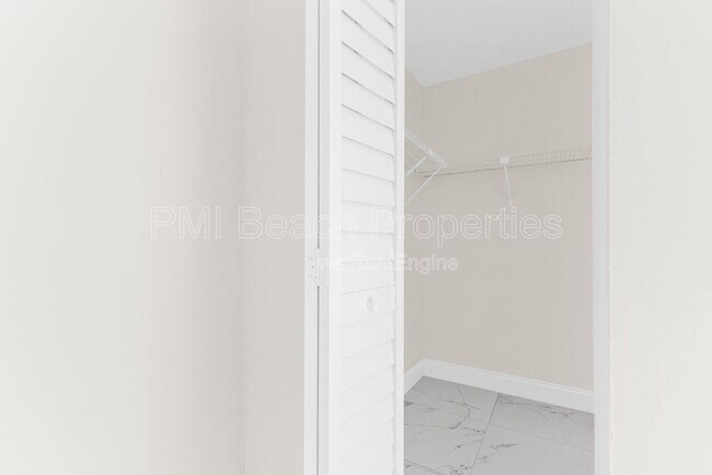 Building Photo - 712 Meadows Cir