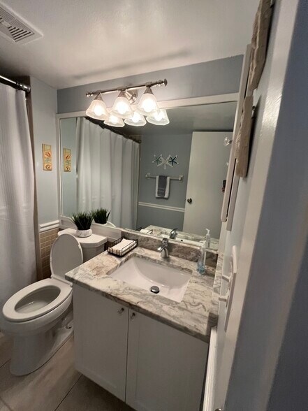 Building Photo - 10102 S Ocean Dr