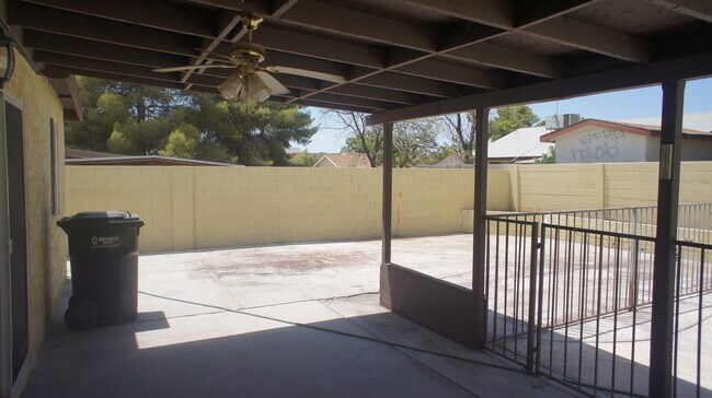 Building Photo - Charming 3Bed/2Bath/2Car residence with gated pool located in E. Las Vegas