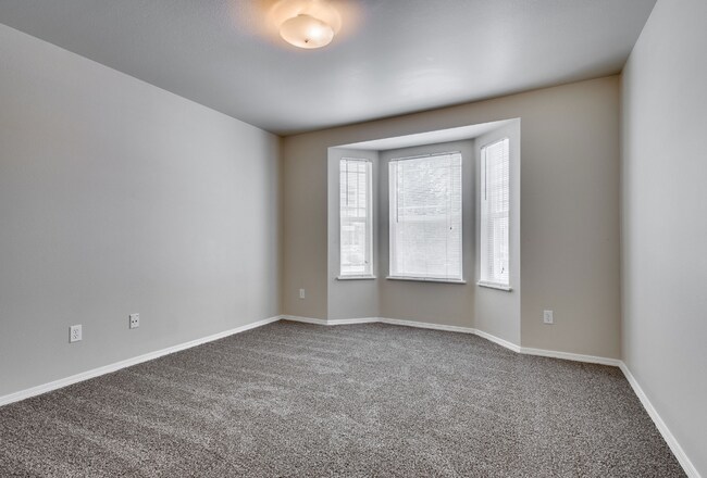 Building Photo - 690 Clearwater Ln