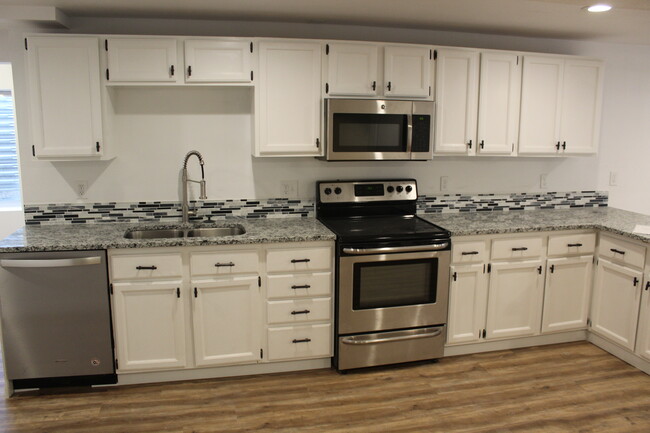 Kitchen - NEW, granite counters, full appliance set - 2712 S Cole Ct