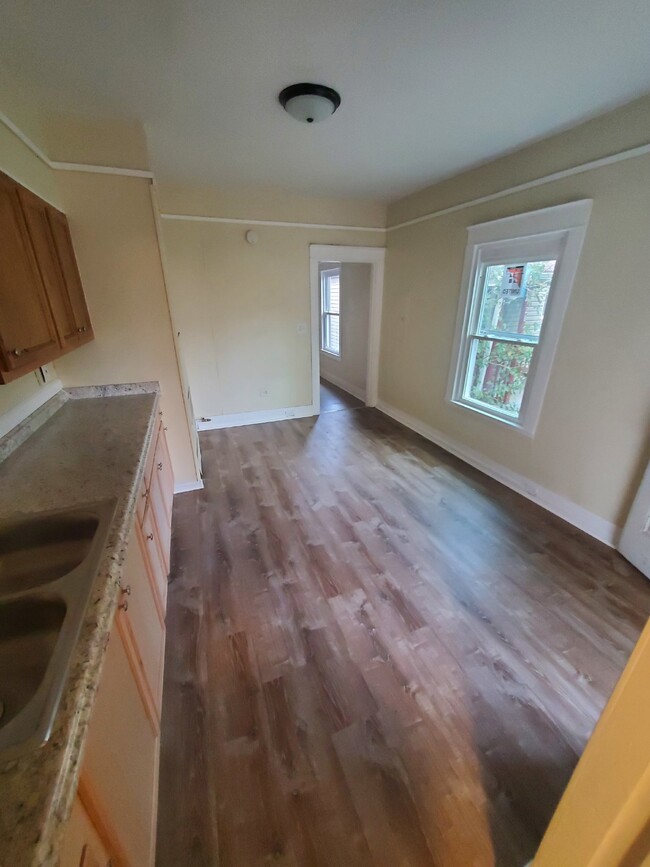 Building Photo - "2-Bedroom Duplex Home in Louisville with ...