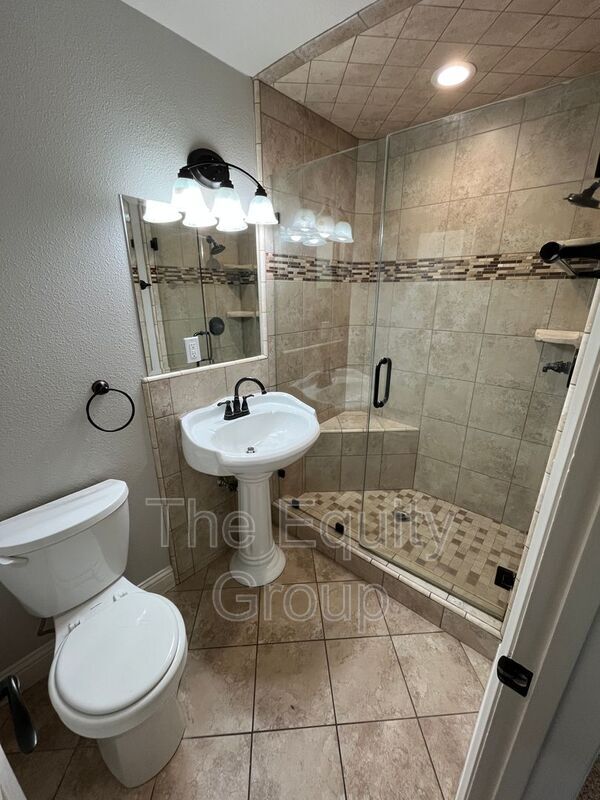 Building Photo - 2040 W Linda Vista Ave