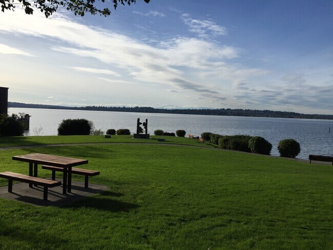 Building Photo - Stunning 2 Bedroom 2 Bath condo, with 2 Parking spots in the heart of vibrant Kirkland for Rent