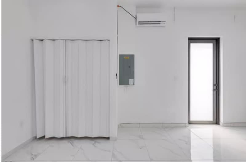 Building Photo - 653 Stanley Ave