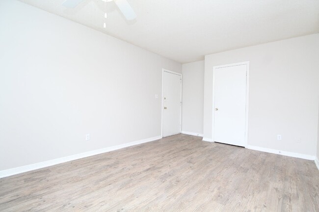 Building Photo - Freshly Updated -Ground-Floor Apartment Ne...