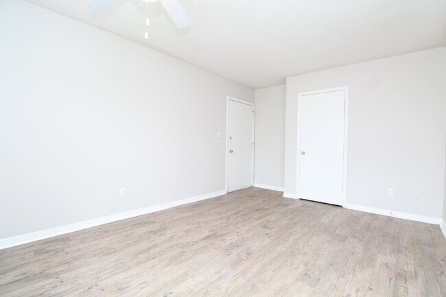 Building Photo - Freshly Updated -Ground-Floor Apartment Near UWF – Available Now!