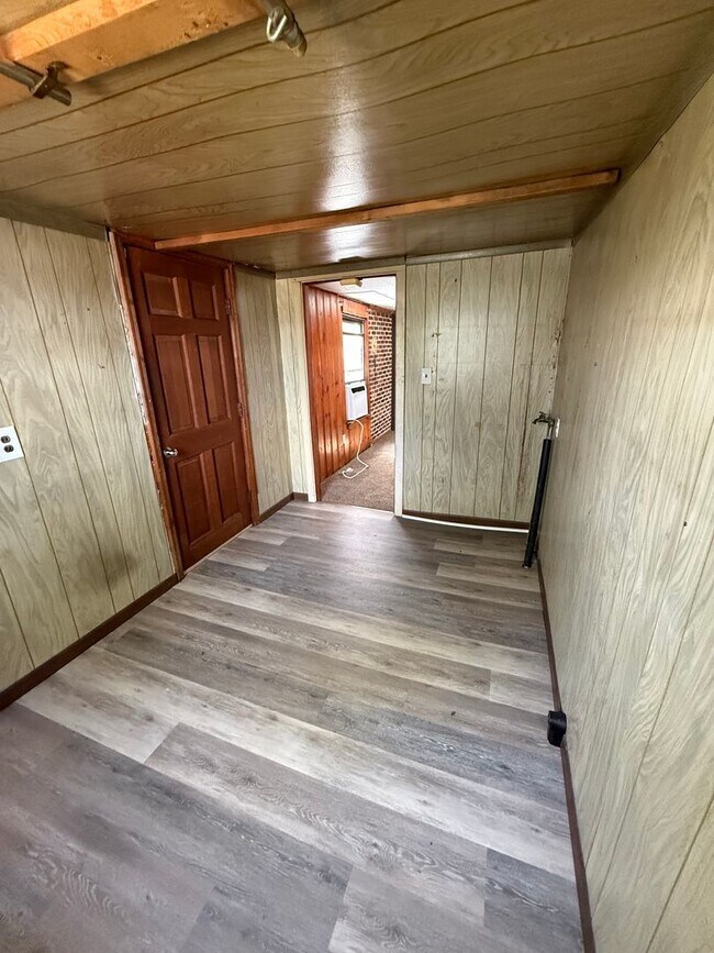 Building Photo - 2 Bed | 1 Bath | Bonus Spaces | Prime Location