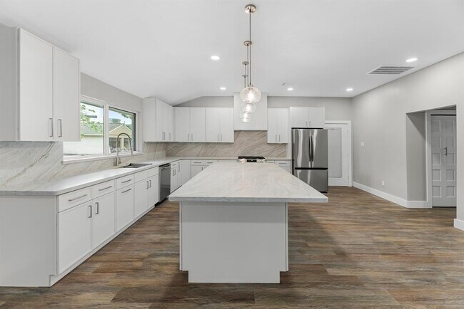 Building Photo - 8219 Wateka Cir