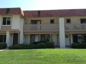Building Photo - Make this Tanglewood Townhome your cozy home!