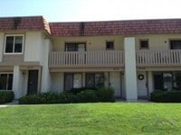 Building Photo - Make this Tanglewood Townhome your cozy home!