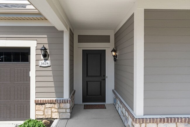 Building Photo - Luxury Maintenance-Free Former Model Home in Grove City – 2 Bed, 2 Bath Ranch