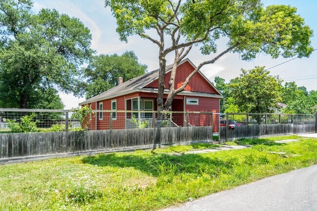 Building Photo - 2311 Lee St
