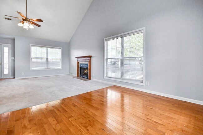 Building Photo - Three Bedroom with Bonus and Pool!