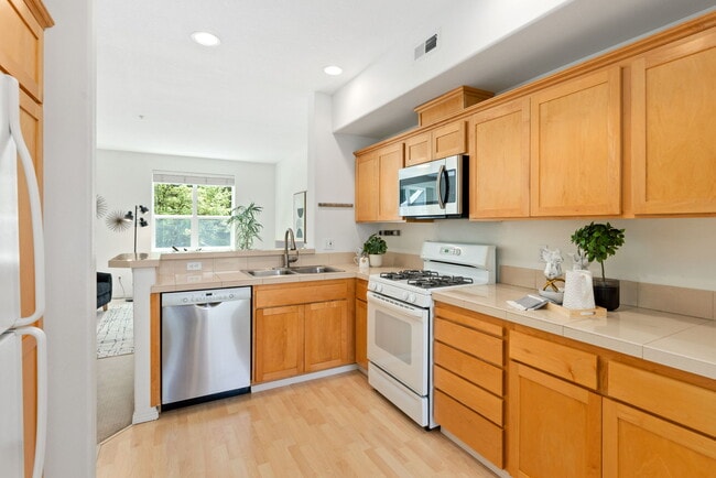 Building Photo - 2732 NW Kennedy Ct