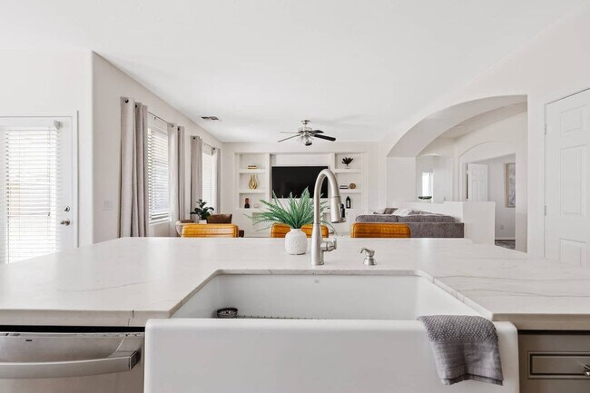 Building Photo - 2372 E Sequoia Dr