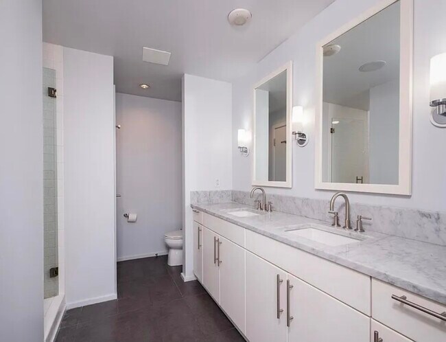 Building Photo - 300 E 3rd St