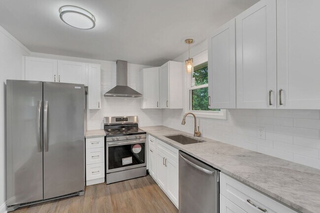 Building Photo - Incredible Fully-Updated 3 Bedroom Home wi...