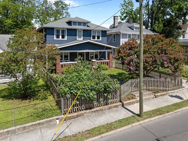 Building Photo - Gorgeous Renovation near Downtown Durham -...