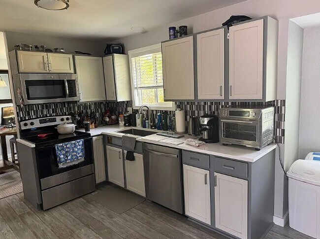 Building Photo - Beautiful Updated 5 Bed 3.5 Bath House in Central Fort Collins!