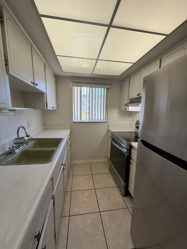 Building Photo - Cute Condo in Greenbriar