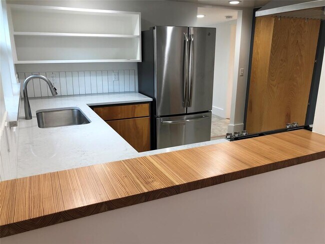 Building Photo - 2004 Rosewood Ave