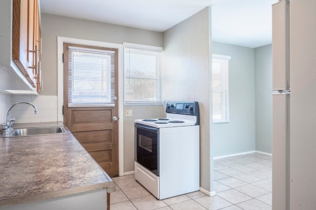 Building Photo - 2125 Garfield Ave