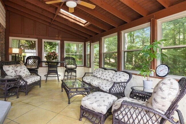 Building Photo - 4989 Kingswood Dr