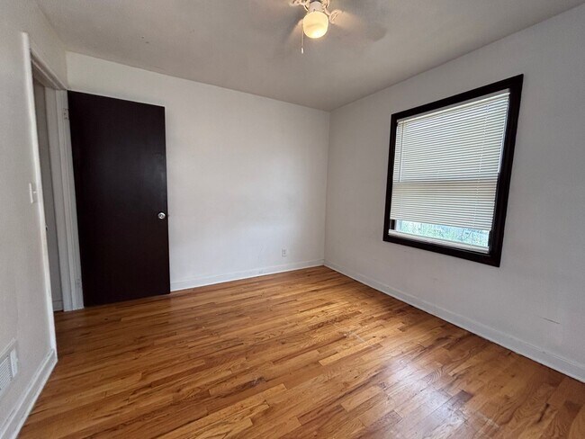Building Photo - zzz4520 Lafayette Ave