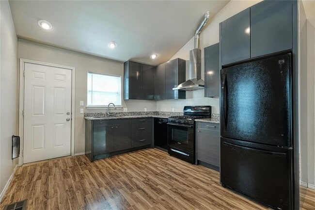 Building Photo - 2705 La Mesa Dr