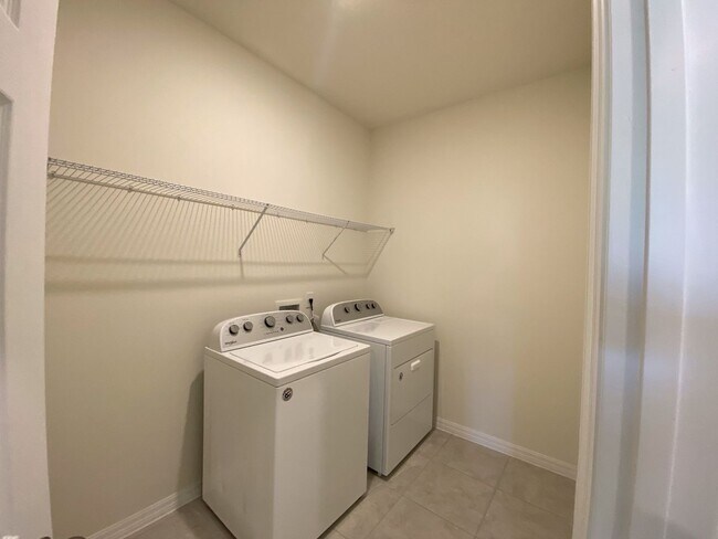 Building Photo - 5 bedroom 3.5 Bath House on Oakland Trails, Easy Turnpike Access No Rear Neighbors