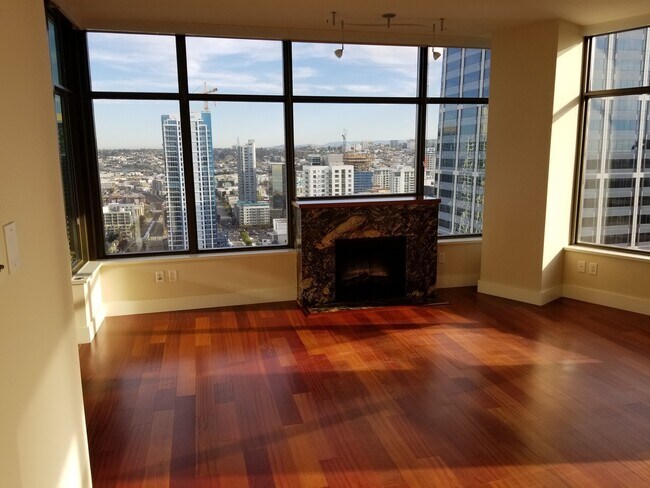 Building Photo - Electra! Spectacular Water and City views 28th floor 2bd 2ba NorthEast Corner