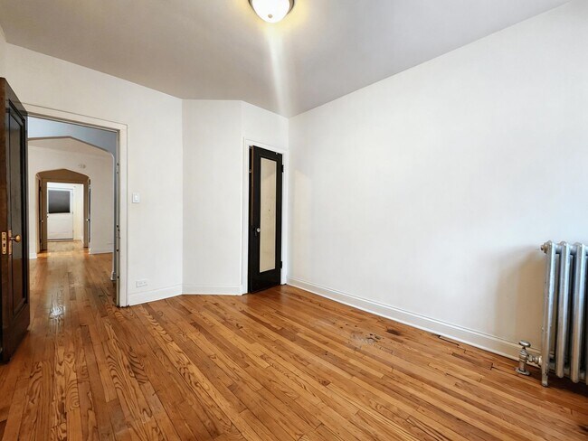 Building Photo - Spacious 2bed/1bath With Vintage Touches and Updated Kitchen