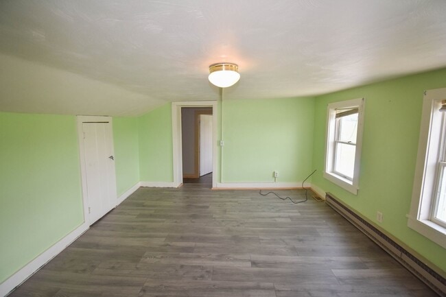 Building Photo - Large Home on Jacksonville Rd with Laundry!