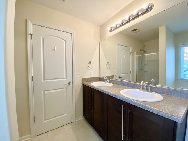 Building Photo - Move In Ready Town House Located in the Vi...