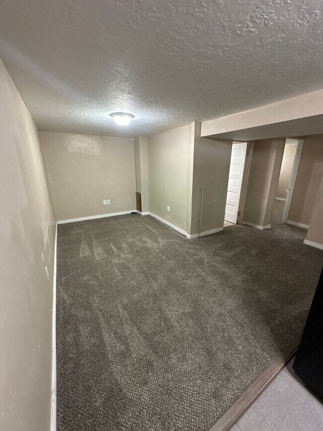 Building Photo - Charming basement apartment