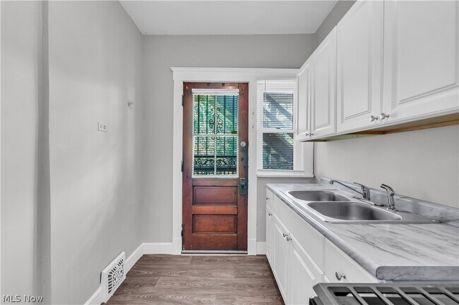 Building Photo - 1321 W 85th St